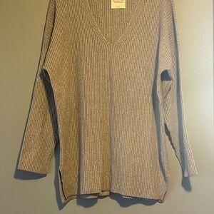 Abercrombie & Fitch Gray V-Neck Sweater with Ribbed Texture